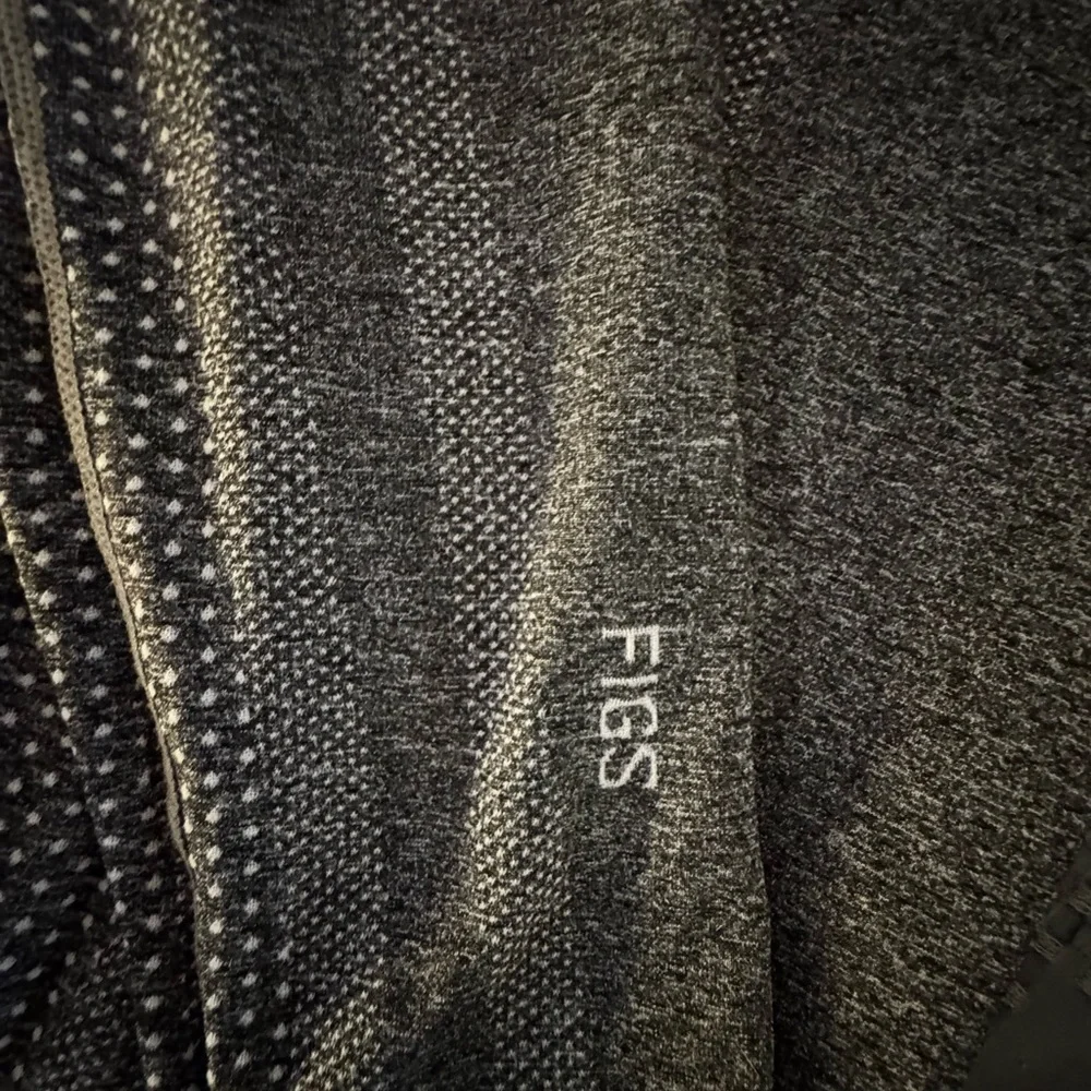 Figs Women’s Salta Seamless Long sleeve Under scrub in Graphite - Picture 3 of 10